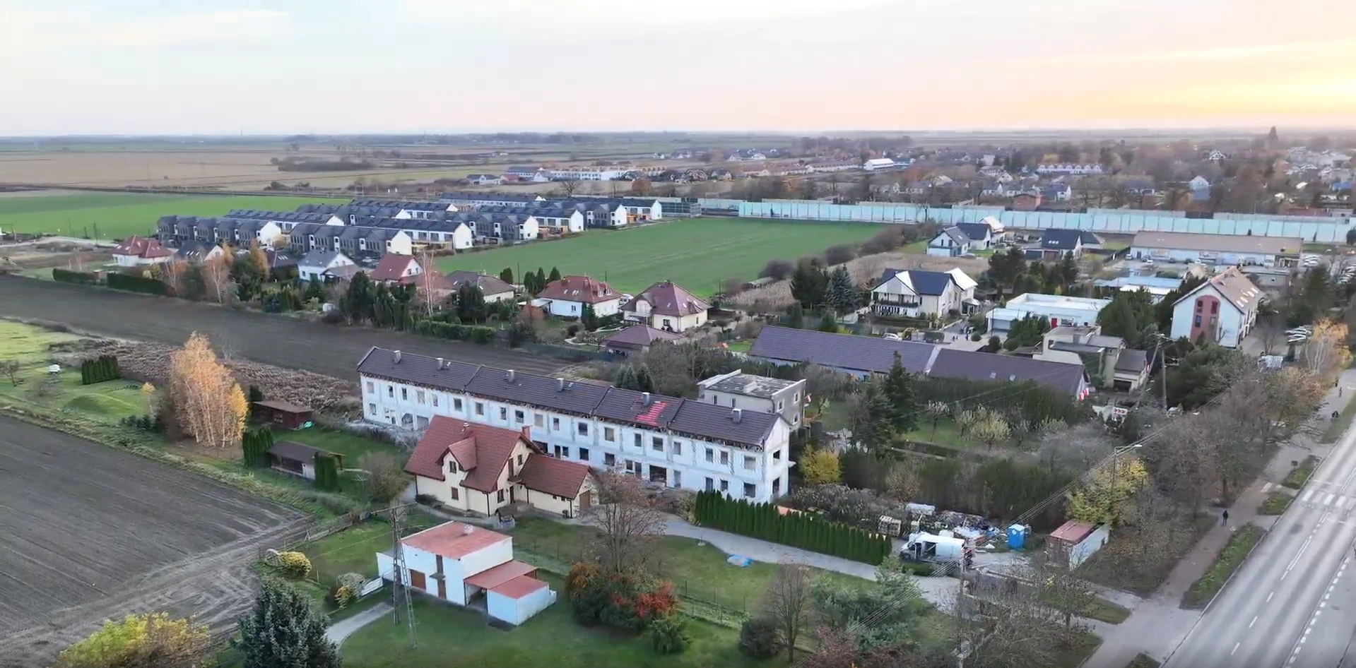 Widok inwestycji i okolicy z drona — zdjęcie 8