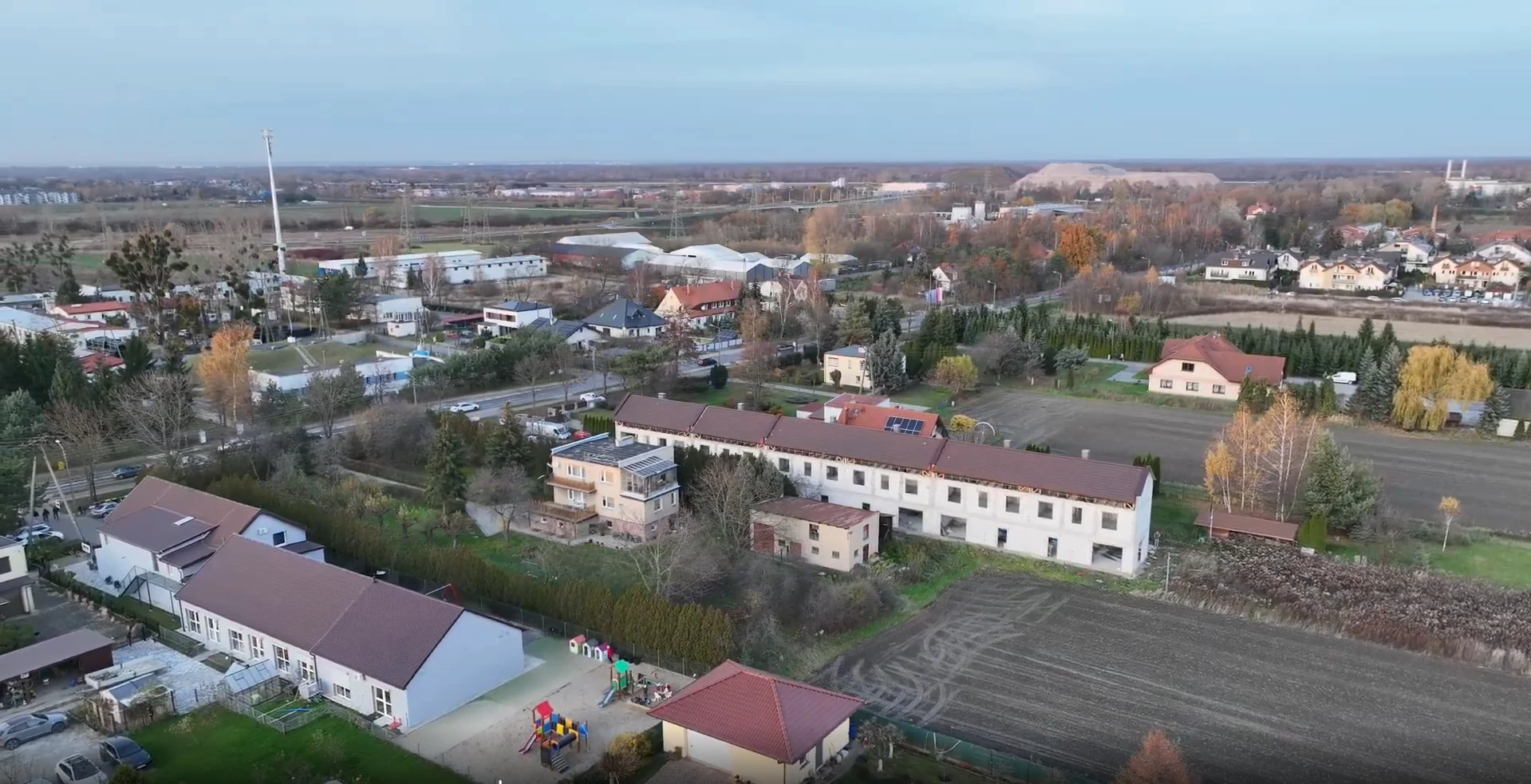 Widok inwestycji i okolicy z drona — zdjęcie 1